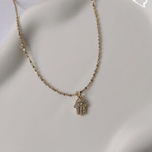 Elegant Gold Necklace with Hamsa Pendant